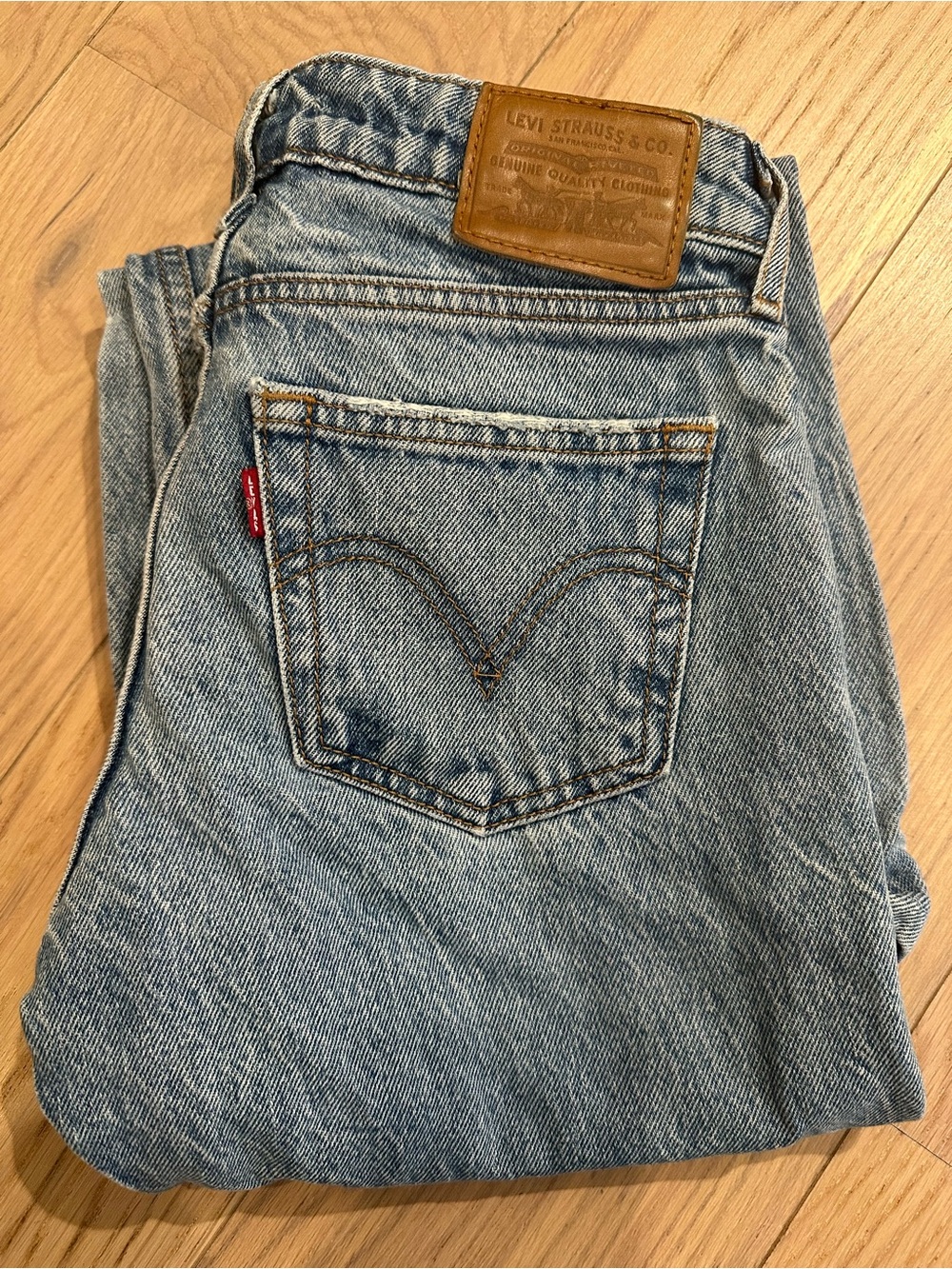 Levi's women Light Wash Blue LOW LOOSE Jeans